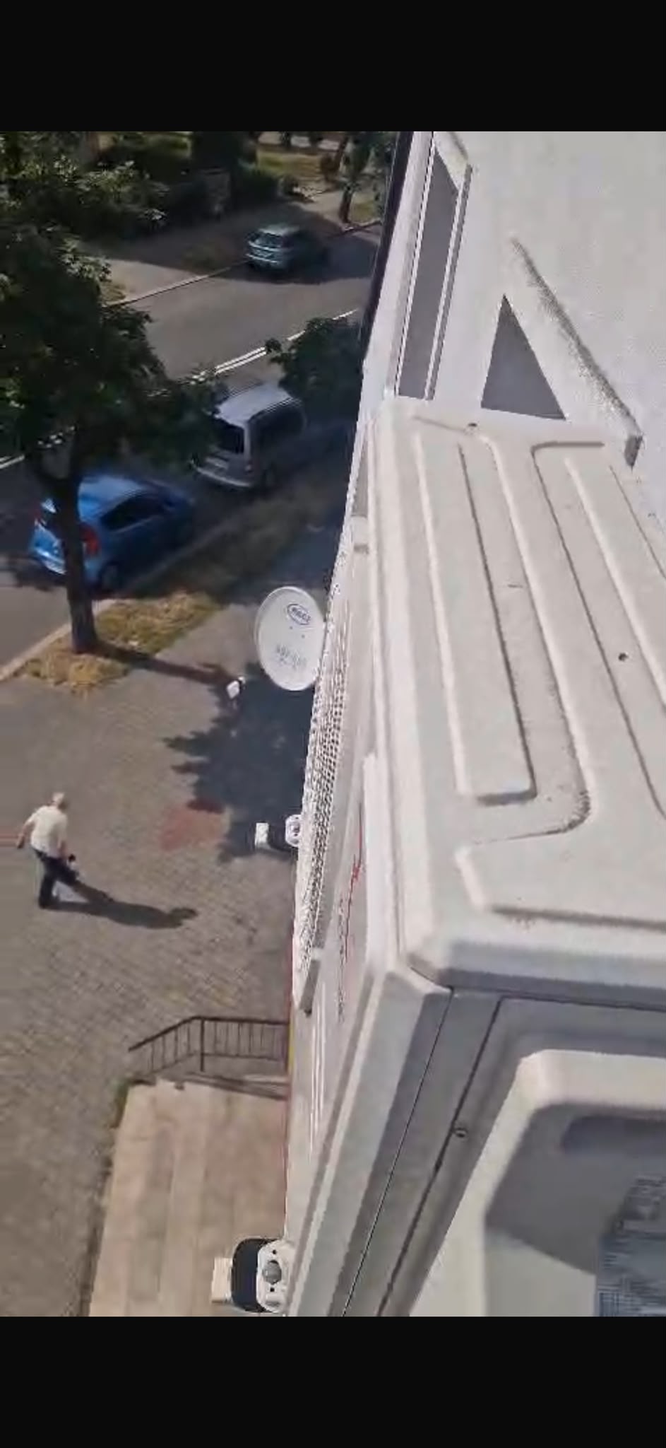 Widok z podnośnika koszowego podczas serwisu jednostki zewnętrznej klimatyzacji zamontowanej na wysokości około 7 metrów