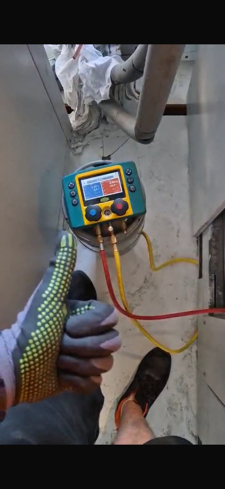 Manometr elektroniczny podłączony do instalacji chłodniczej podczas próby szczelności