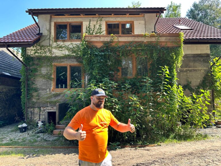 Instalator Ariel Kubica przed budynkiem po montażu GWC - rekuperacja i GWC dream team