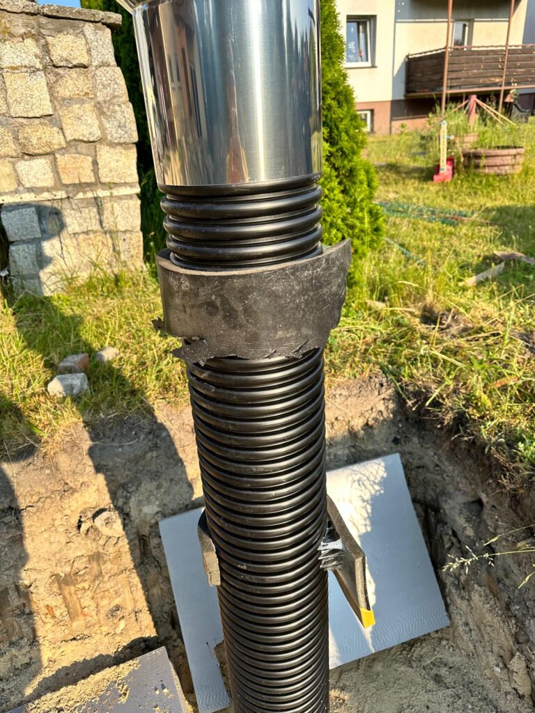 GWC - układanie płyt styropianowych XPS na dnie wykopu przed zasypaniem