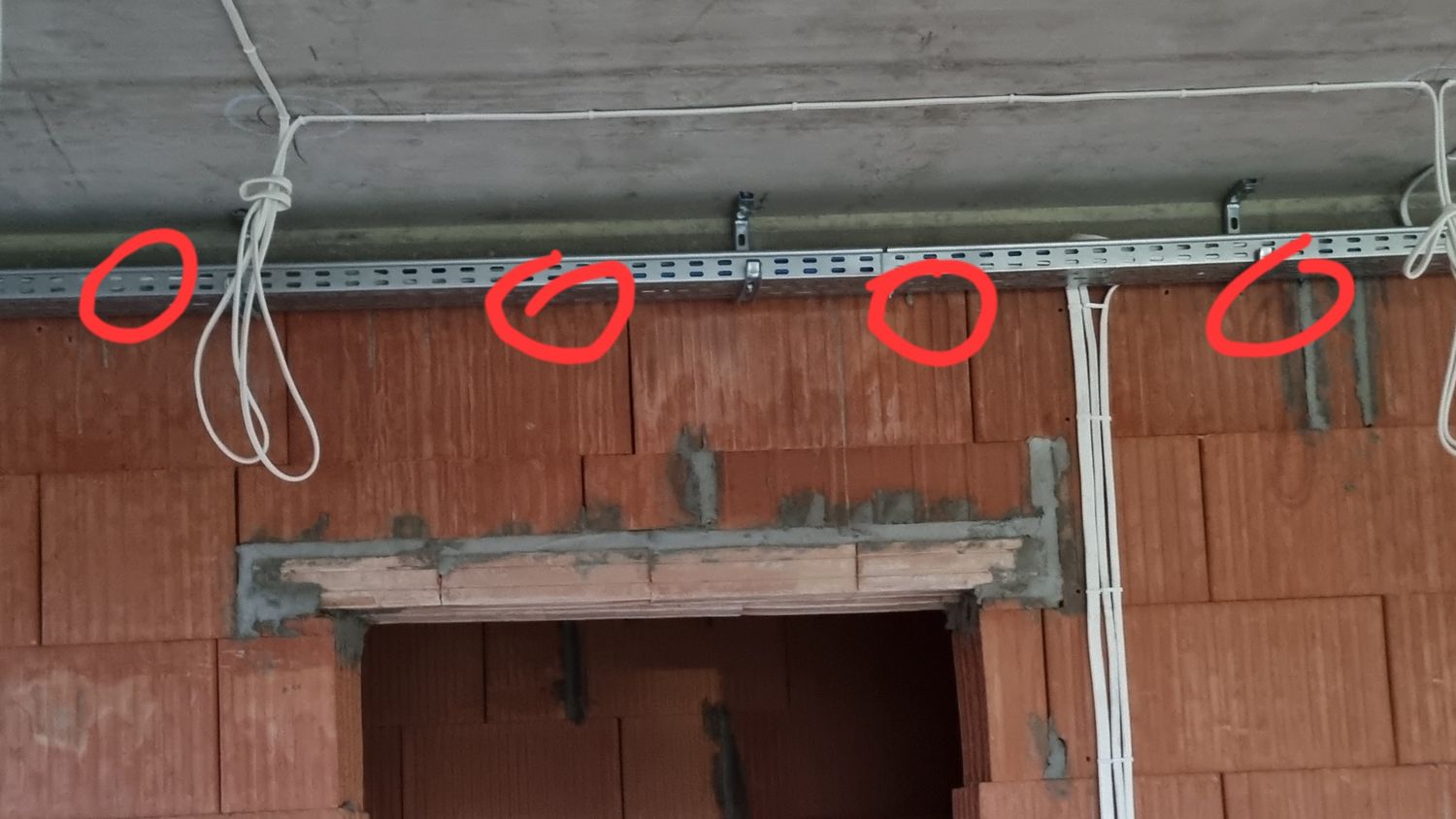 Kolizja przewodów rekuperacji z korytkami kablowymi, Skrzelczyce koło Kielc