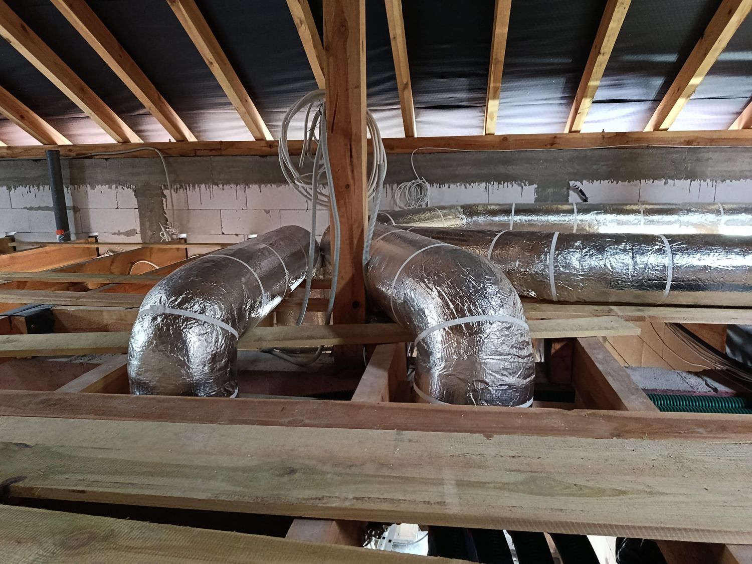 Izolowane magistrale rekuperacji w przestrzeni dachowej, Suwałki
